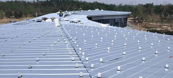 鋁鎂錳屋面板會被大風(fēng)掀翻？抗風(fēng)夾具是關(guān)鍵